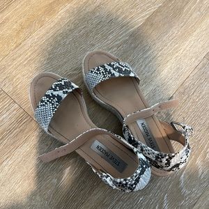 Steve Madden Size 9 snake skin sandals